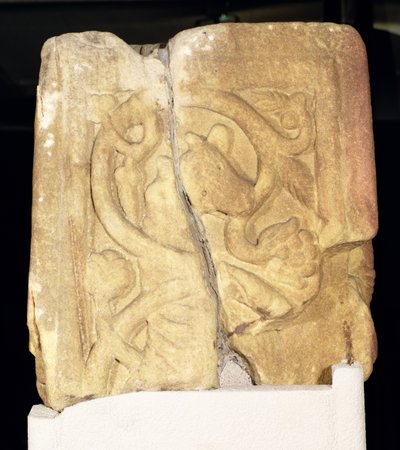 Fragmento del eje de la cruz de Rothbury, decorado con un pergamino habitado, 800-850 d.C. de Anglo Saxon